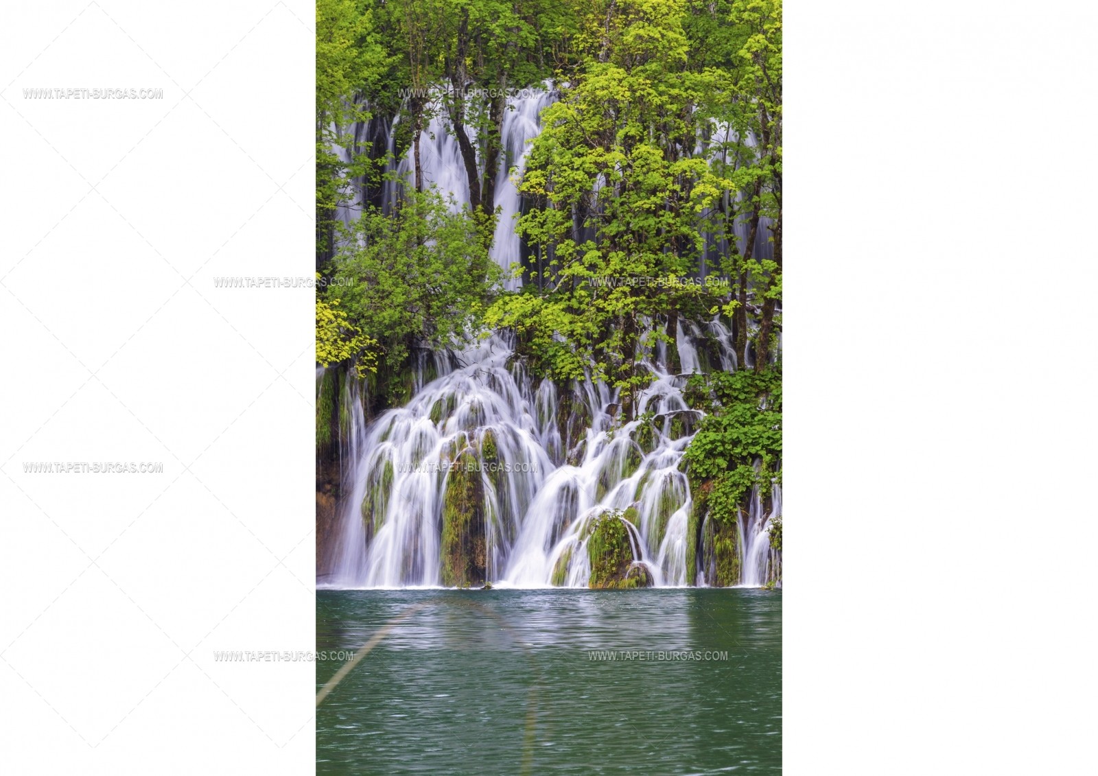 Фототапет Водопади сред зелена гора
