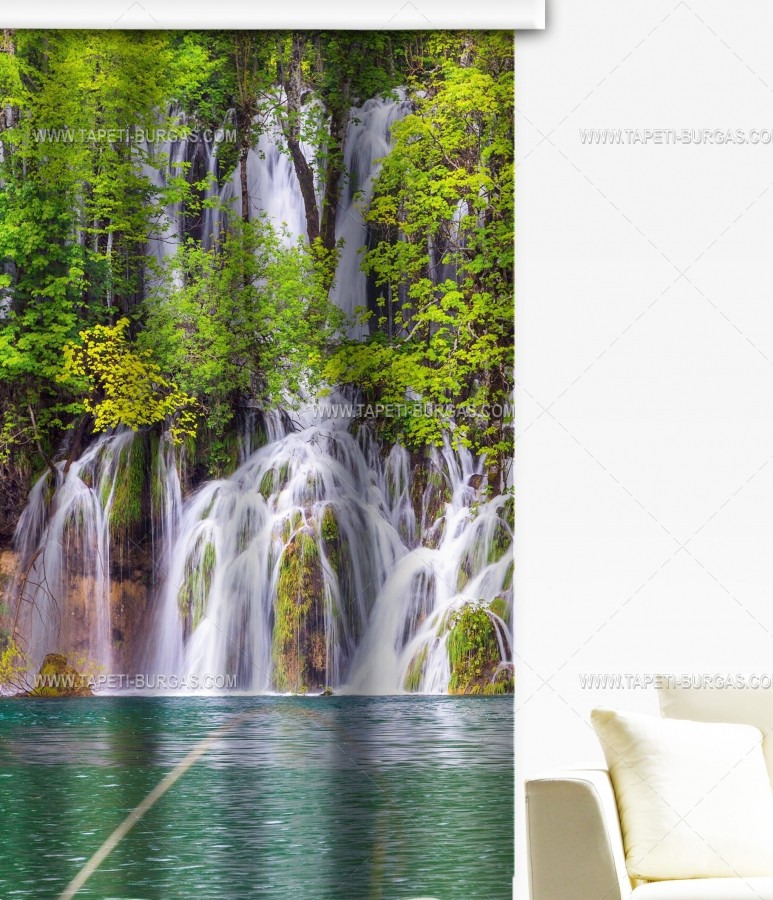 Фотоперде Водопади сред зелена гора, единично