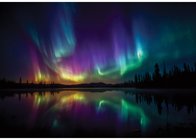 Фототапет Северно сияние над езеро – цветна нощна магия