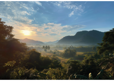 Фототапет Тропически изгрев над долина – светлина, простор и спокойствие
