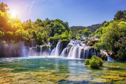 Фототапет Водопад сред зелена гора