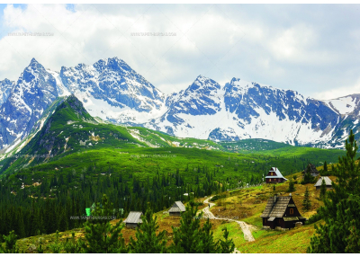 Фототапет Планина- снежни върхове зелени долини