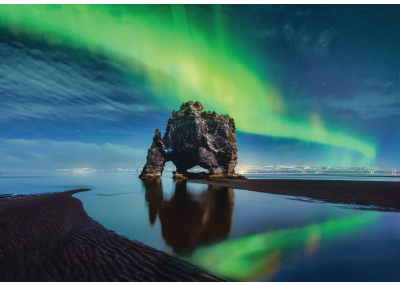 Фототапет Северно сияние над скали